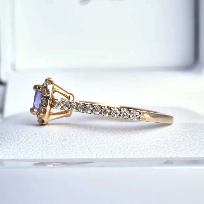 Pierścionek z tanzanitem i diamentami